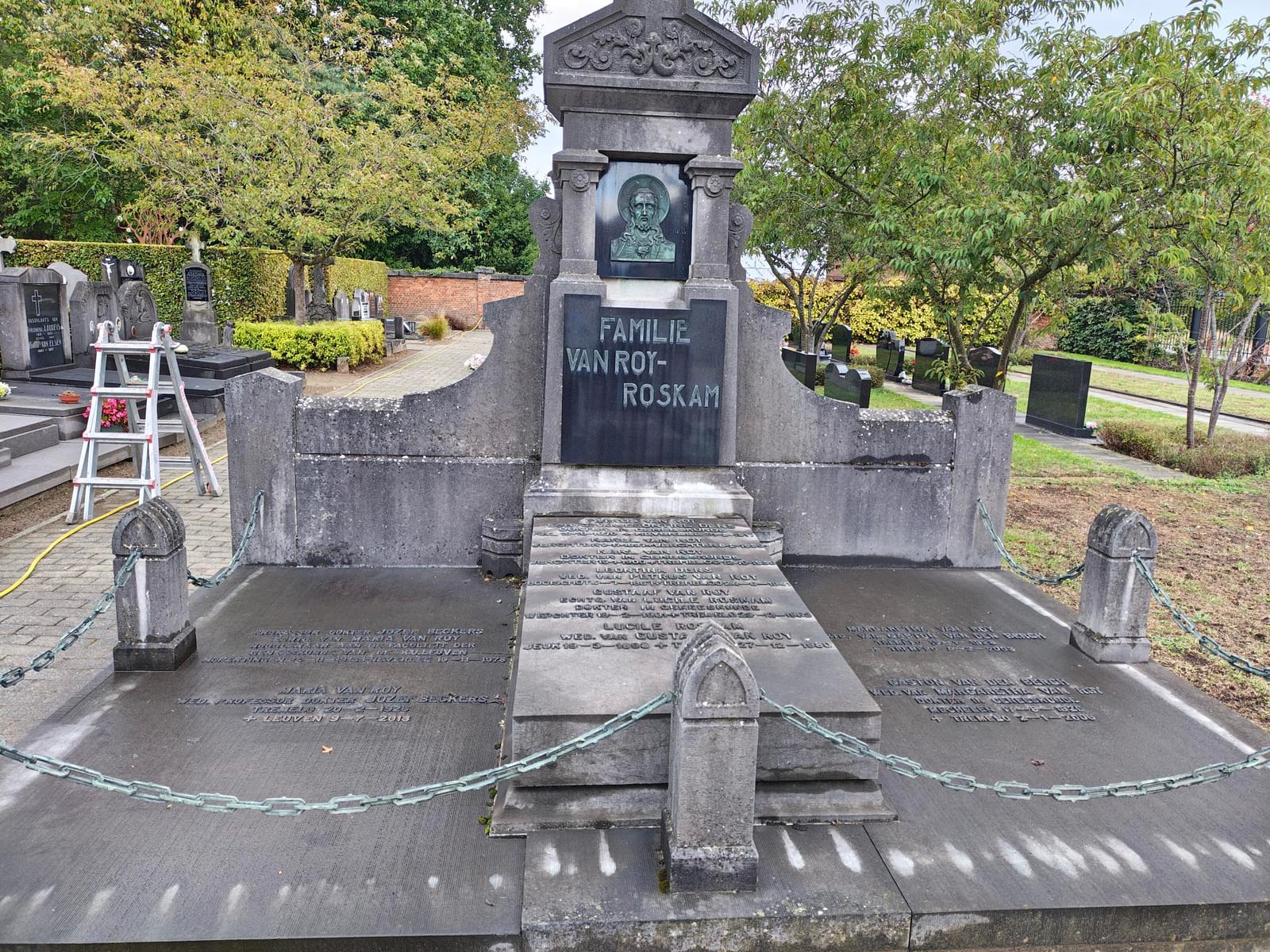 Voor de reiniging: Grafmonument reiniging in Booischot