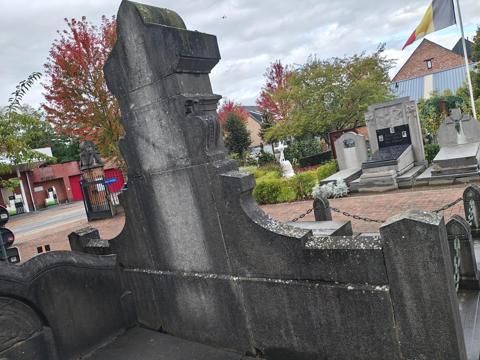 Voor de reiniging: Grafmonument reiniging in Booischot